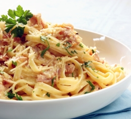 Espaguete à carbonara cremoso muito fácil de fazer