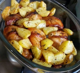 Experimente essa delícia Frango Assado com Batatas e Maionese, perfeito