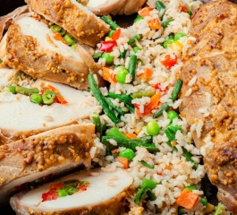 Arroz integral de forno com legumes e frango