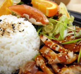 Arroz Japonês e frango teryiaki com legumes