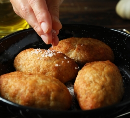 Aprenda a fazer esse Bolinho de camarão com mandioca incrível