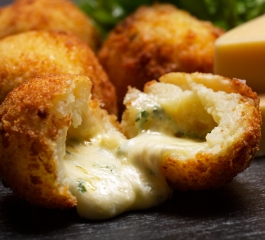 Bolinho de camarão com queijo e requeijão: cremoso e perfeito