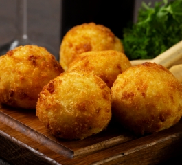 Faça agora Bolinho de camarão com farinha de mandioca Divino