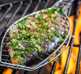 Peixe Tilápia recheado na churrasqueira