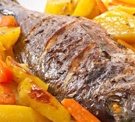 Peixe recheado no forno com batatas