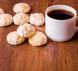 Biscoito mineiro com calda de açúcar: sobremesa fácil e saborosa