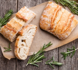 Aprenda a fazer um Pão na AirFryer com cebola e alecrim perfeito