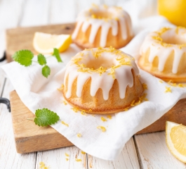 Experimente esse Bolo de limão fofinho com calda perfeito