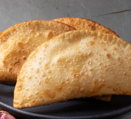 Faça esse Pastel de vatapá com molho de pimenta biquinho fácil