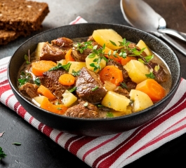 Sopa de carne e legumes na pressão muito fácil e fica uma delicia