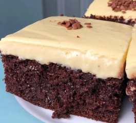 Delicioso bolo de chocolate com mousse de maracujá sensacional