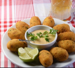 Bolinho de bacalhau com Tapenade que você precisa conhecer e fazer