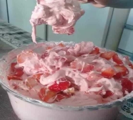 Recheio de mousse de morango com pedaços de morangos surpreenda a todosss