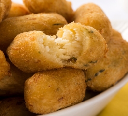 Bolinho de bacalhau, nunca é tarde para aprender essa delícia