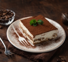 Tiramisu no prato famoso e delicioso vem ver