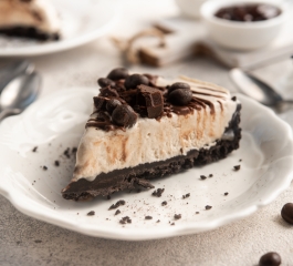 Torta de sorvete e brigadeiro na travessa confere aqui