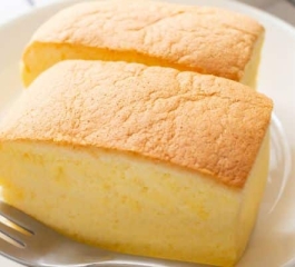 Bolo pão de ló tradicional para comer com um cafézinho venha fazer