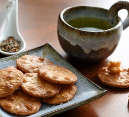 O delicioso biscoito de arroz japonês o Sembei vem aprender