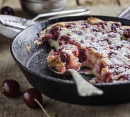 Clafoutis com cereja na frigideira sobremesa francesa