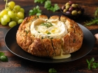 Читать статью: Queijo Camembert assado em pão sourdough com alecrim, alho e tomilho