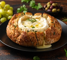 Queijo Camembert assado em pão sourdough com alecrim, alho e tomilho