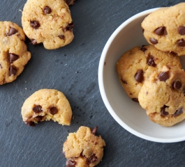 Biscoitos crocantes e sem glúten feitos com farinha de grão de bico