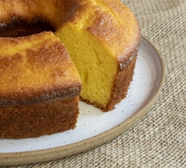 Apenas 3 ingredientes para fazer esse Bolo de Fubá delicioso