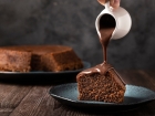 Читать статью: Bolo de Cacau com a irresistível calda de chocolate