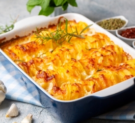 Batata gratinada fatias macias e cremosas perfeito para hoje