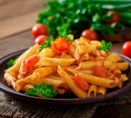 Macarrão de panela de pressão rápido versátil e delicioso