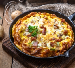 Delicioso e irresistível omelete de linguiça portuguesa e queijo