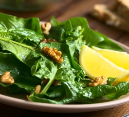 Salada de espinafre e nozes é uma opção deliciosa e saudável