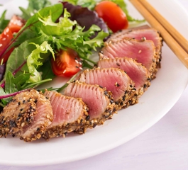 Salada Japonesa com atum, gergelim e legumes uma tentação