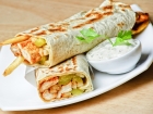 Read this article: Shawarma tradicional oriental com molho é um prato irresistível