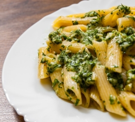 Faça esse Penne ao Molho Pesto para um jantar perfeito e se surpreenda