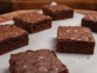 Читать статью: Um Brownie super fácil que é o pedaço de céu em cada mordida!