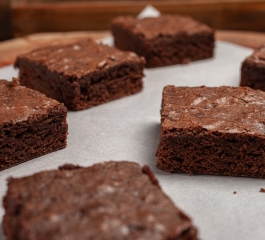 Um Brownie super fácil que é o pedaço de céu em cada mordida!