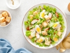 قراءة المقال: Salada Caesar é a harmonia perfeita de frescor e sabor em cada garfada!