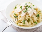 Leggi l'articolo: Sabores Celestiais Fettuccine Alfredo com Frango, Parmesão e Salsa Fresca