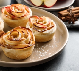 Delicadas Rosas de Maçã Uma Obra Culinária Recém-Assada