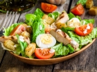 قراءة المقال: Salada Caesar Gourmet Frango Grelhado Croutons Crocantes e Ovos de Codorna