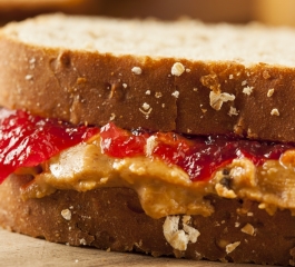 Sanduíche de Manteiga de Amendoim e Geléia de Frutas Vermelhas