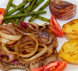 Bifes Suculentos com Cebolas Grelhadas e Batatas Crocantes