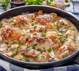 Frango Dourado em Molho de Vinho Branco com Deliciosos Cogumelos e Legumes