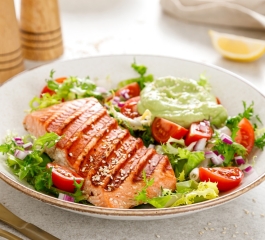 Filé de Salmão Grelhado e Salada de Tomate com Guacamole de Abacate