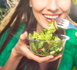 Salada Verde com Pepino e Tomates: Frescor em um Prato