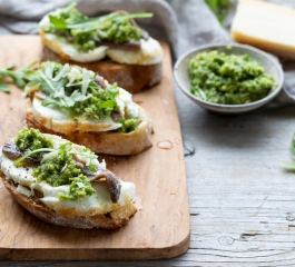 Crostini de Mussarela, Anchovas e Pesto de Rúcula: Uma Explosão de Sabores