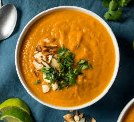 Sopa de Batata-Doce com Coentro e Amêndoas