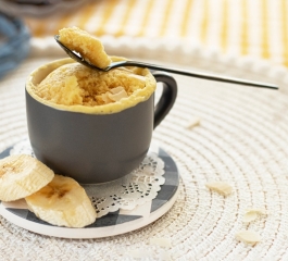 Bolo de Caneca de Banana e Nozes no Micro-ondas