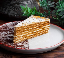 Bolo de Mel com Deliciosas Camadas de Creme de Baunilha